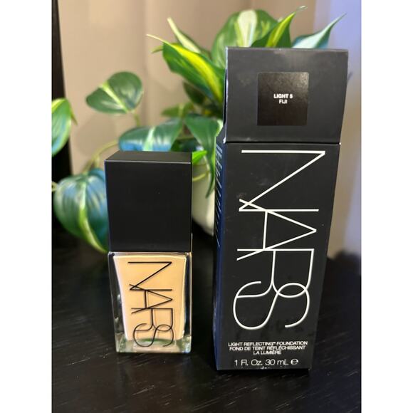 NARS Light Reflecting Foundation | SHADE LIGHT 5 FIJI - Picture 1 of 2